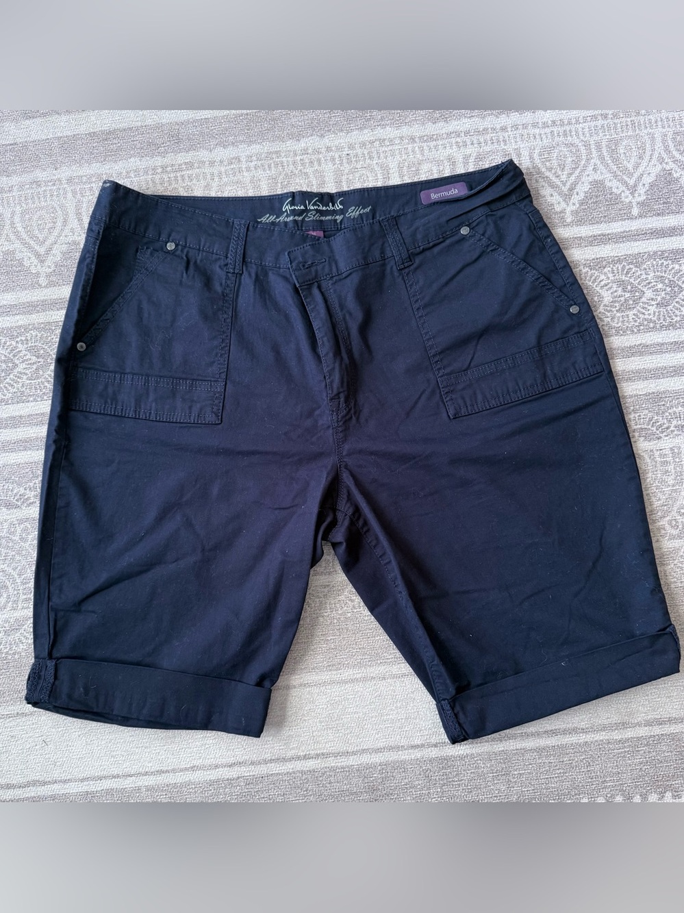 Gloria Vanderbilt All Around Slimming Effect Shorts. Size 16